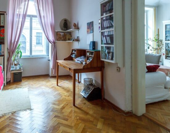Întrebarea care îi macină pe români: cum îți poți permite să-ți cumperi apartament și mașină într-un oraș mare?