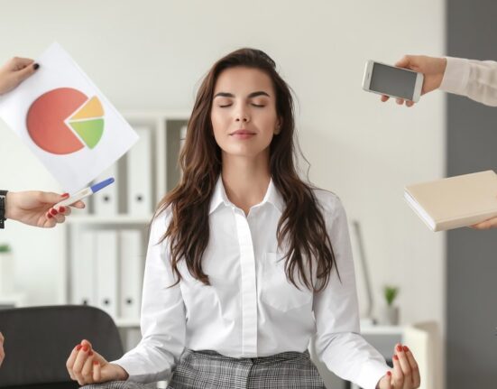 Știință sau SF? Experimentul care sugerează că ADN-ul uman ar putea influența realitatea