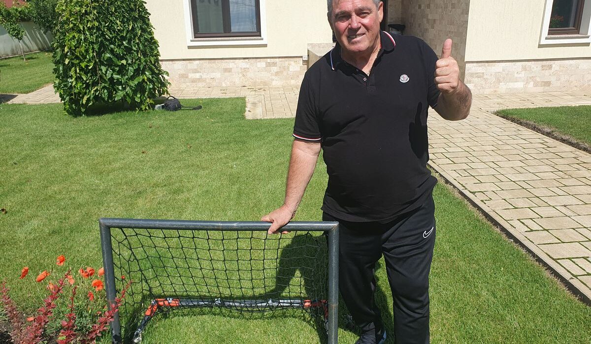 Povești incredibile de la Brașov: „Am zbughit-o cu Lăcătuș. Ne atacau cu furcile” + Ilie Dumitrescu „săpat” de jucători: „Nu mai cumpăra, bre, casetofon!”