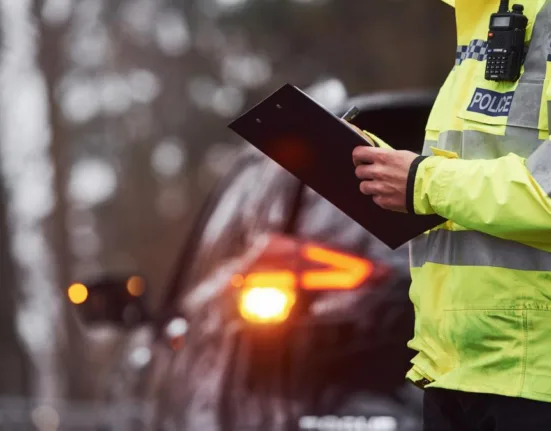 Caz șocant în Londra: O mamă, împușcată în fața fiului ei de un an, în casa în care locuiau. S-au tras 7 focuri de armă, prin ușă