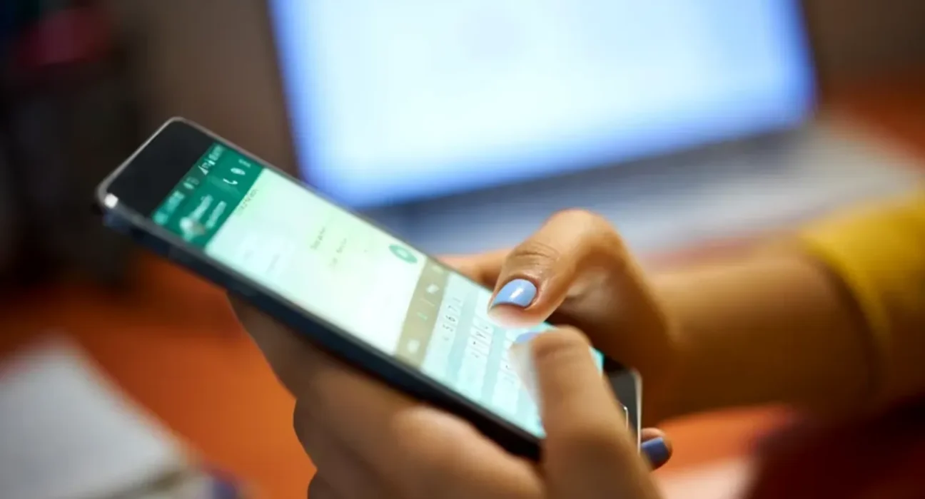 ‘Ai 3.200 de lei pe card?’ O nouă escrocherie foarte periculoasă se răspândește printre românii care folosesc WhatsApp