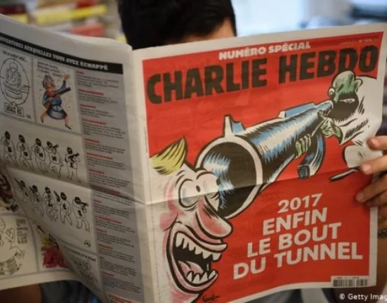 Plângere în justiţie împotriva revistei Charlie Hebdo după publicarea unei caricaturi despre incendiul de la Crans-Montana