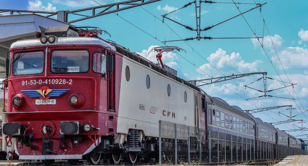 VIDEO Inconștiență maximă! Un bărbat, la un pas să fie spulberat de tren / Compania CFR avertizează asupra nerespectării regulilor