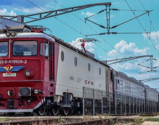 VIDEO Inconștiență maximă! Un bărbat, la un pas să fie spulberat de tren / Compania CFR avertizează asupra nerespectării regulilor