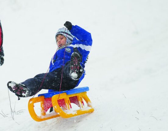 Doi copii loviți de mașină în timp ce se dădeau cu sania la Oltina, Constanța