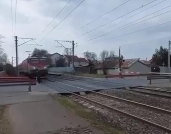 CFR condamnă ferm comportamentele iresponsabile la trecerile la nivel cu calea ferată