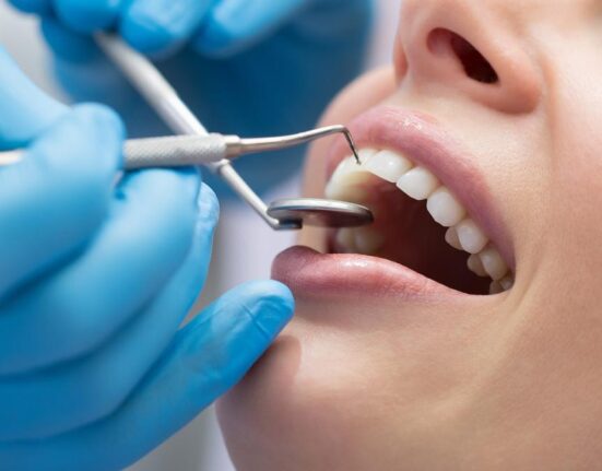 Descoperire revoluționară: Un ingredient natural din salivă protejează dinții de carii