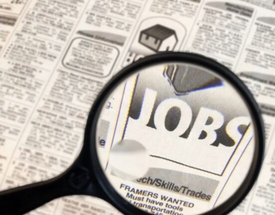 De frica scumpirilor, o treime dintre români își caută un al doilea job. Și pensionarii vor să se angajeze