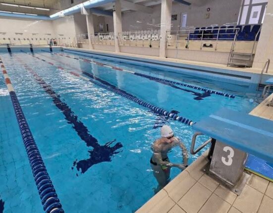 Din nou în apă! După 8 luni de lecții teoretice, bazinul de înot de la Palatul Copiilor din Constanța a fost redeschis. Există însă o problemă