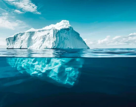 Dezintegrarea aisbergului A23a, cândva cel mai mare din lume, surprinsă într-o imagine satelitară