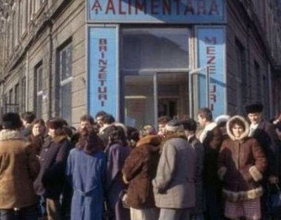 „Dieta” comunistă: cum a modelat regimul silueta românilor. Meniul anilor ’80, între „adidași de porc” și gusturile lui Ceaușescu