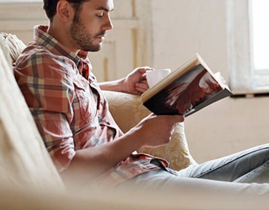 De ce nu mai citim: ascensiunea „școlii vieții” și declinul interesului pentru cultură