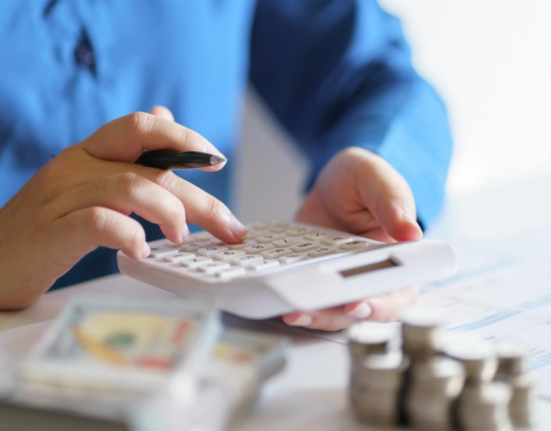 Creditele pe termen lung se ieftinesc pentru România, dar nevoia de finanțare explodează