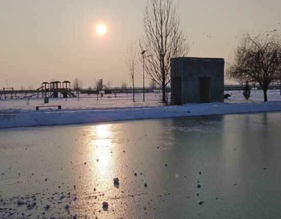 DSU avertizează aupra pericolului de îngheţ pe lacuri: „Nu păşiţi pe gheaţă” / În Craiova, un copil de 5 ani a fost salvat după ce a căzut în lacul din Parcul Romanescu – VIDEO