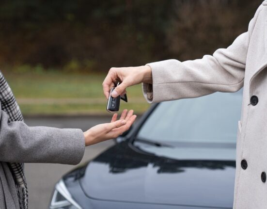 Noi reguli la vânzarea mașinii. Cine și când va plăti impozitul