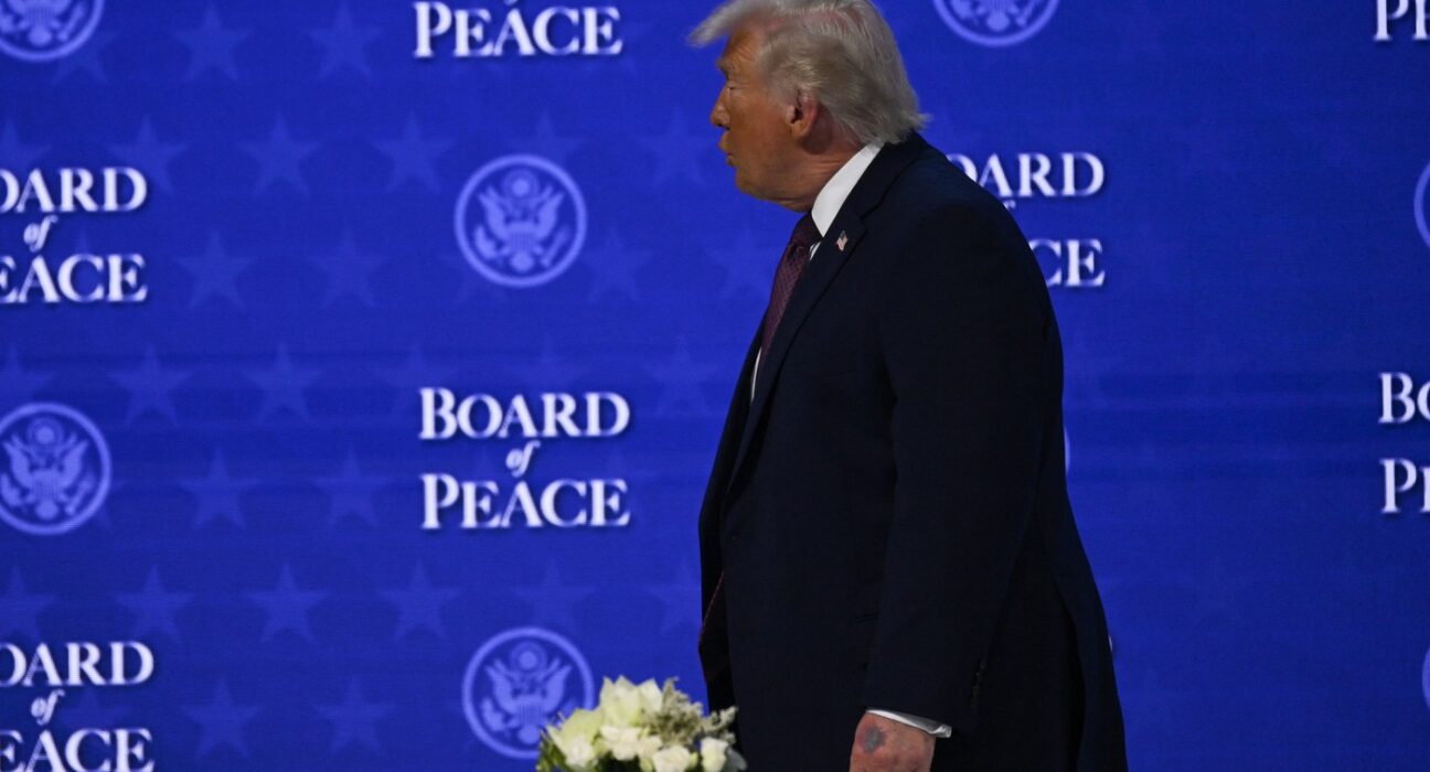 FOTO Donald Trump a apărut din nou, la Davos, cu o vânătaie pe mâna stângă. Explicaţia Casei Albe: S-a lovit de colţul mesei