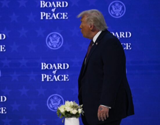 FOTO Donald Trump a apărut din nou, la Davos, cu o vânătaie pe mâna stângă. Explicaţia Casei Albe: S-a lovit de colţul mesei