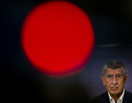 VIDEO Premierul Cehiei, ironizat după ce a cumpărat un glob pământesc scump ca să vadă unde este Groenlanda