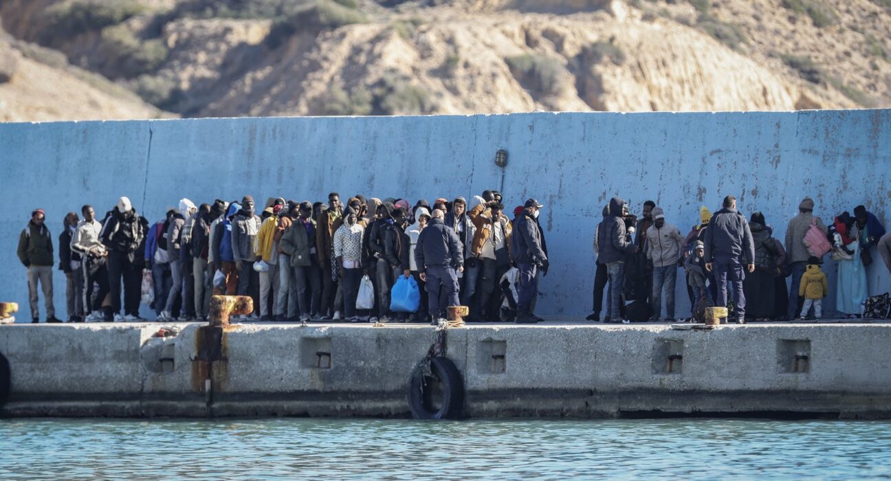 Grecia vrea să înăsprească pedepsele pentru migrația ilegală, cu închisoare pe viață și expulzări imediate. Zeci de ONG-uri critică proiectul