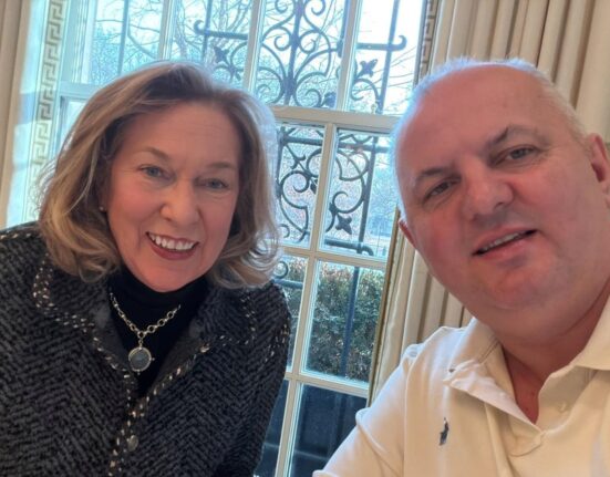 Omul de afaceri român Avram Gal, discuţii cu Bonnie Carroll, fondatoarea celei mai importante organizații de sprijin pentru veterani