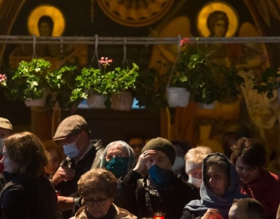 Românii au cea mai multă încredere în Biserică și Armată. Pe ce locuri se află Preşedinţia și Parlamentul