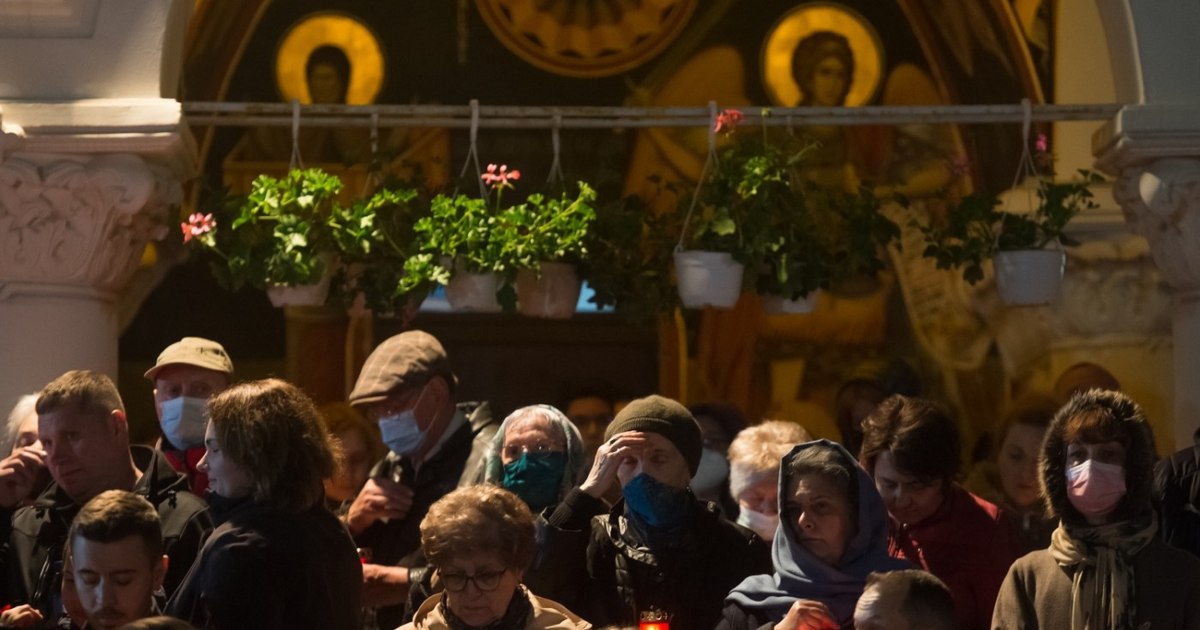 Românii au cea mai multă încredere în Biserică și Armată. Pe ce locuri se află Preşedinţia și Parlamentul