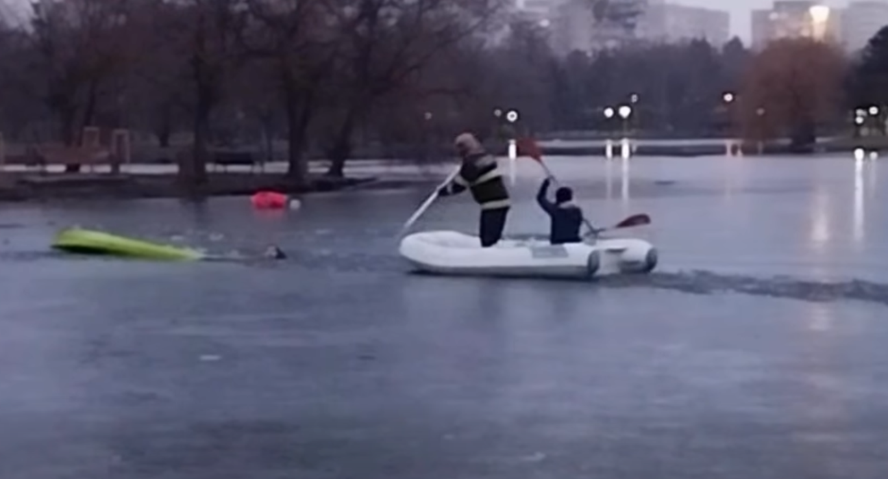Pompierii din București au salvat un tânăr care a căzut într-un lac înghețat în timp ce încerca să scoată din apă un câine – VIDEO