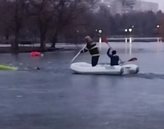 Pompierii din București au salvat un tânăr care a căzut într-un lac înghețat în timp ce încerca să scoată din apă un câine – VIDEO