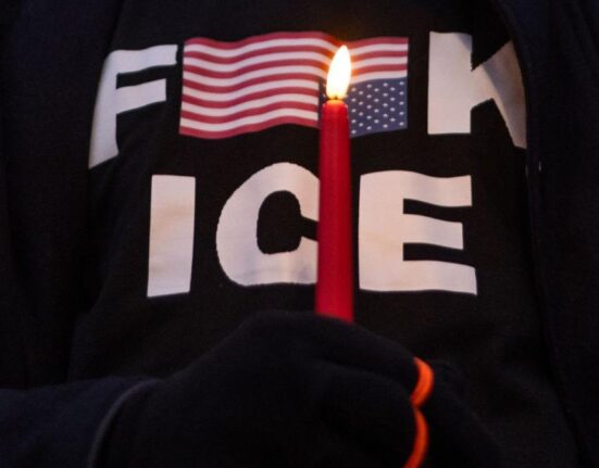 New York vrea să interzică poliției locale cooperarea cu temuții agenți ICE