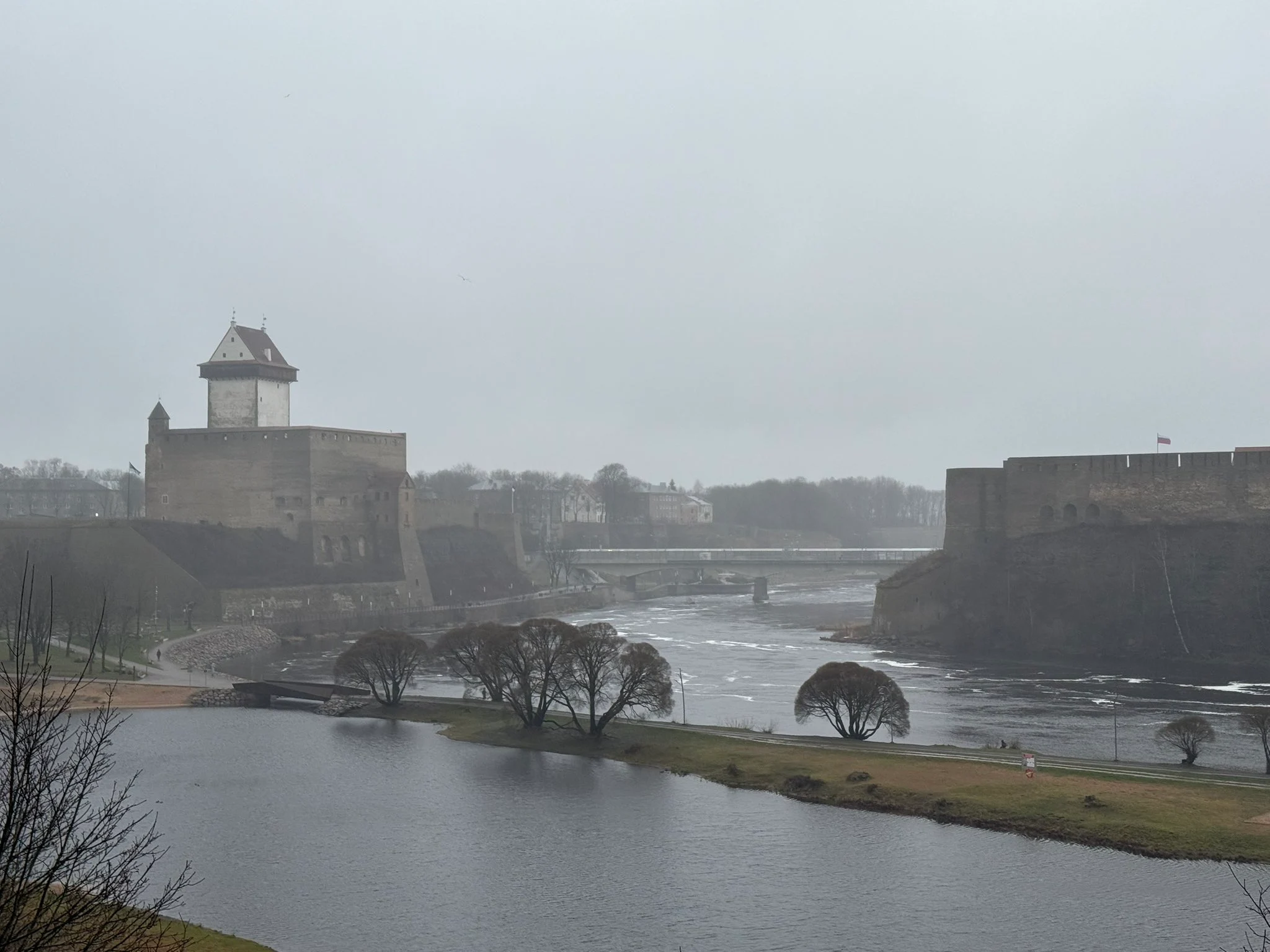 Narva – oraș estonian cu populație rusofonă, situat chiar pe linia de contact dintre NATO și Rusia