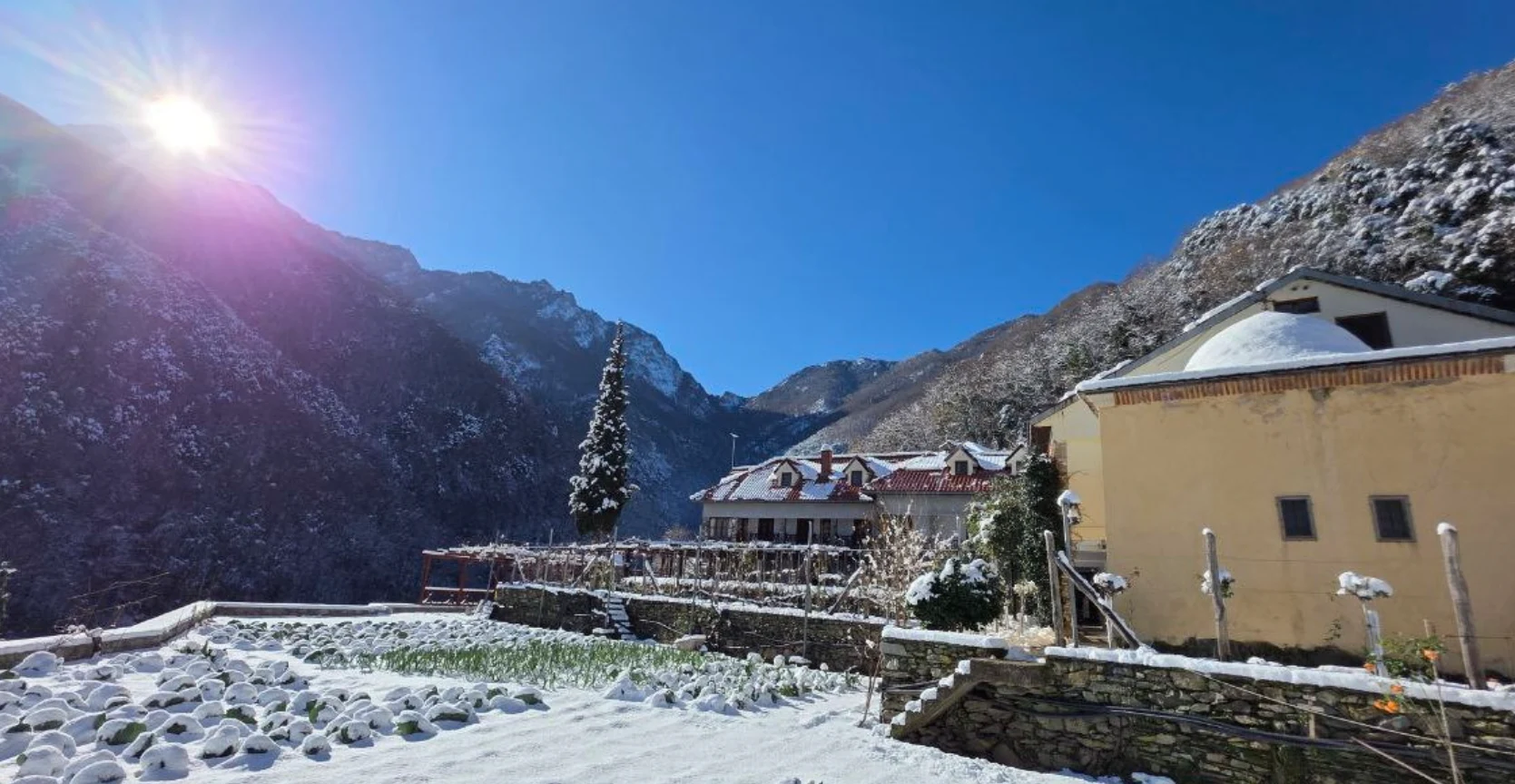 Vremea rece nu îi sperie însă pe pelerini. FOTO: Facebook/Trinitas TV