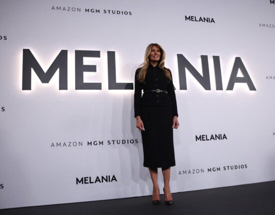 Regizorul filmului „Melania”, în fotografii alături de Jeffrey Epstein / Brett Ratner a fost acuzat în trecut de mai multe femei de hărţuire sexuală
