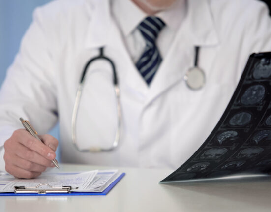 Ministrul Sănătăţii anunţă schimbarea codurilor de boală, după decizia privind neplata primei zile de concediu medical