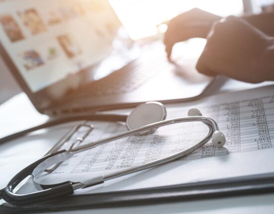 Se schimbă codurile de boală pentru concediile medicale. Pacienții oncologici, primii vizați