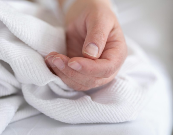 Pacienții cronici, afectați de neplata primei zile de concediu medical: „Nu e ca și cum m-aș duce la plajă, mă duc să fac un tratament la spital”