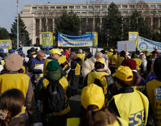 Sindicaliștii din Învățământ protestează în Piața Victoriei, nemulțumiți de măsurile luate de Guvern
