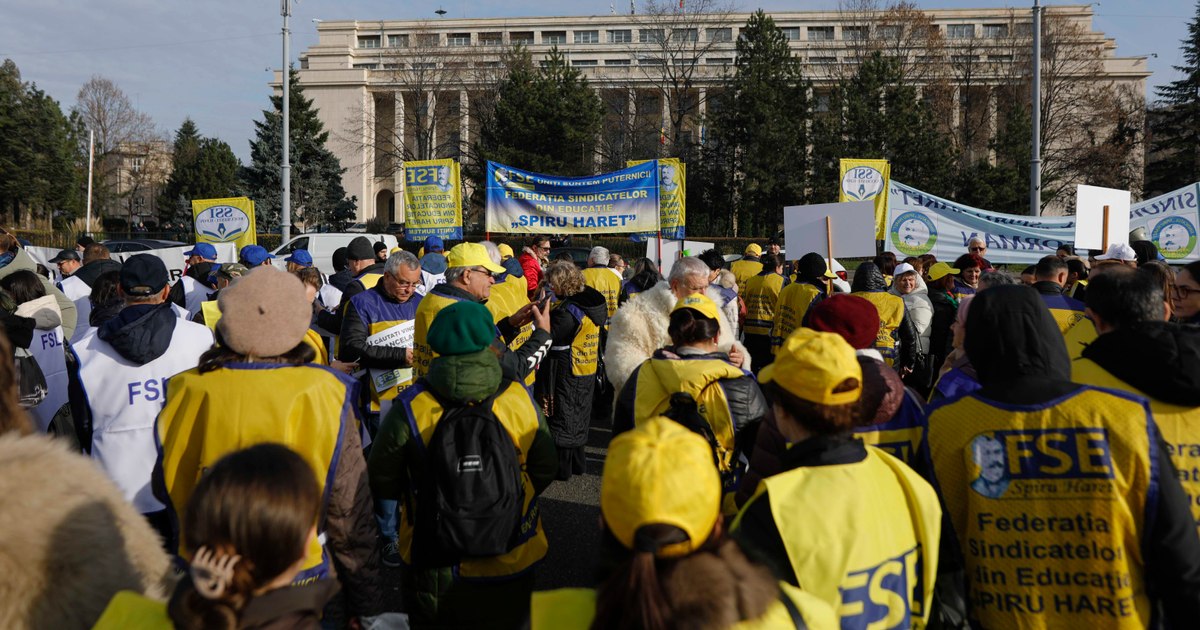 Sindicaliștii din Învățământ protestează în Piața Victoriei, nemulțumiți de măsurile luate de Guvern