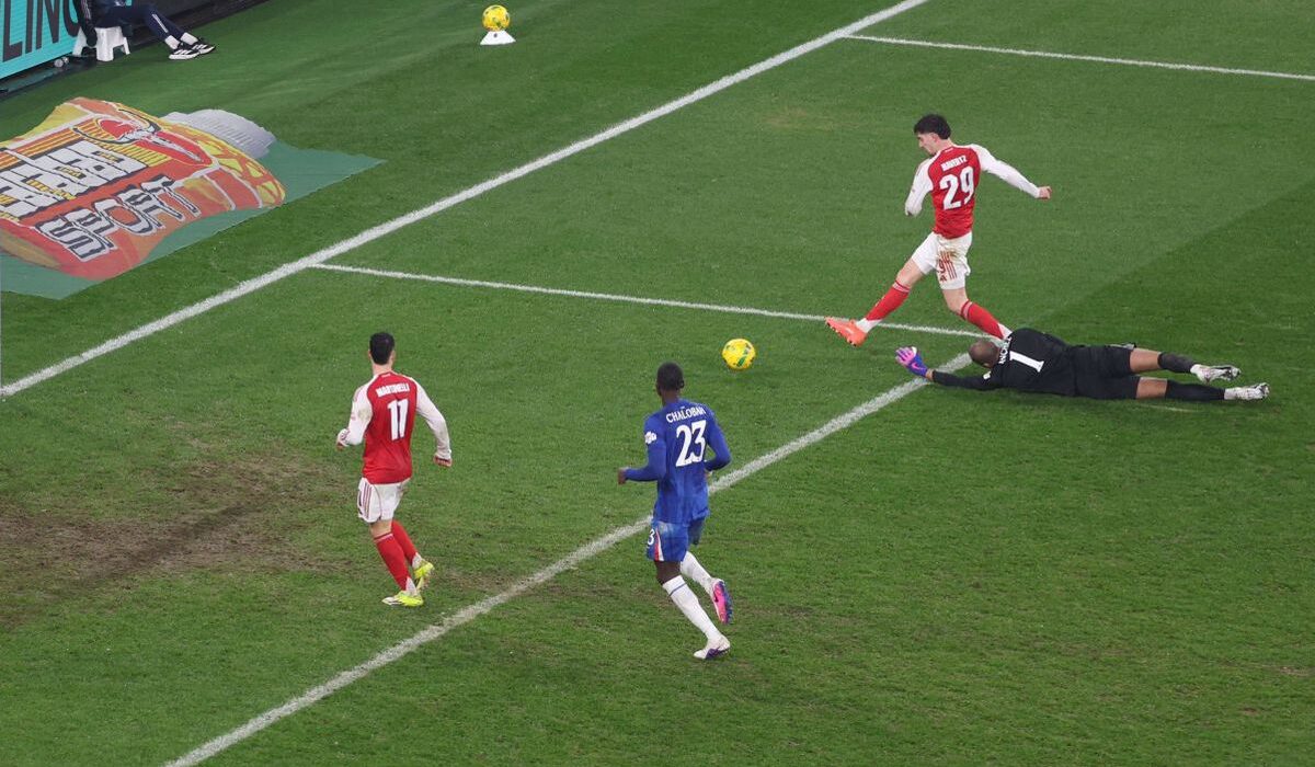 Arsenal a dat lovitura în minutul 90+7 contra lui Chelsea și s-a calificat în finala Cupei Ligii Angliei