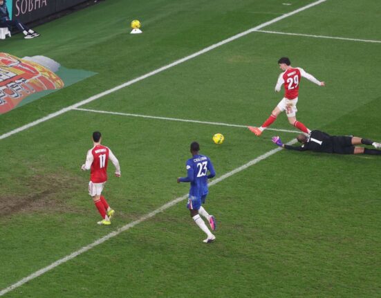 Arsenal a dat lovitura în minutul 90+7 contra lui Chelsea și s-a calificat în finala Cupei Ligii Angliei