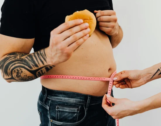 Românii sunt repetenți la capitolul ‘siluetă’: Gradul de obezitate, atât la adulți, cât și la copii, îi sperie pe medici