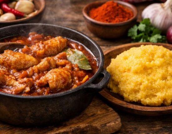 Tocăniță ardelenească din vechime: ceapă, pui, mămăliguță și un ingredient secret