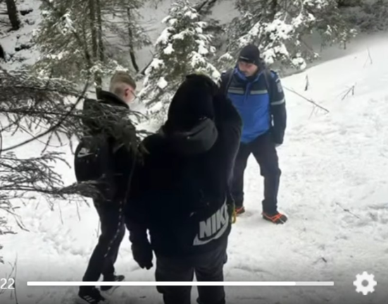 Cu adidași spre Cabana Dochia: doi tineri din Suceava, întorși de pe traseu de jandarmii montani