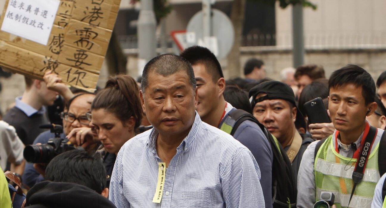 Jimmy Lai, magnatul presei pro-democraţie din Hong Kong, a fost condamnat la 20 de ani de închisoare. De ce e acuzat