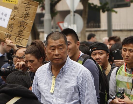 Jimmy Lai, magnatul presei pro-democraţie din Hong Kong, a fost condamnat la 20 de ani de închisoare. De ce e acuzat