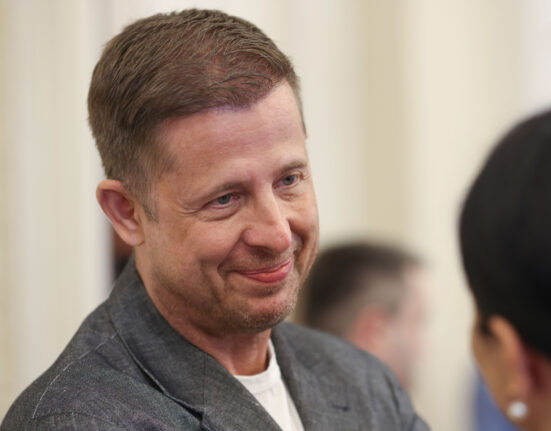 Amnezia lui Thuma când vorbește despre Bolojan. Cine este de vină pentru ruperea înțelegerii cu PSD și panourile cu cartea Generalului?