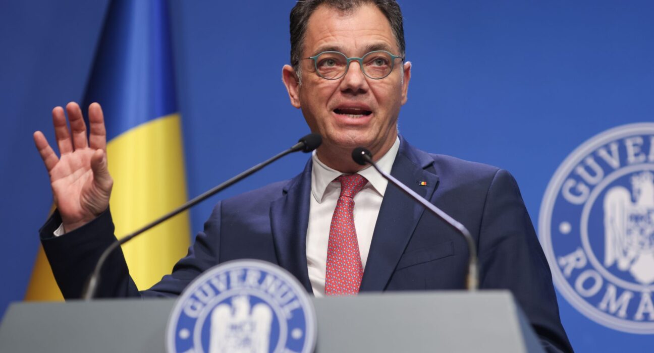 Prima reacție a lui Bolojan după ce secretarul general al Guvernului a comparat tăierile de posturi cu Auschwitz