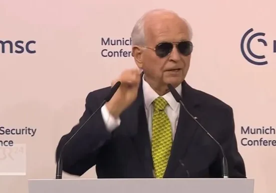 VIDEO Moment savuros la Conferința de Securitate de la Munchen: Ischinger readuce în scenă ochelarii purtați de Emmanuel Macron la Davos