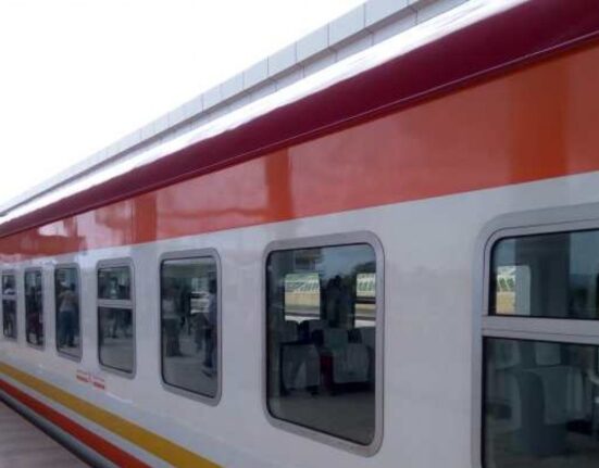 „Ăsta nu e un avion la clasa întâi, e un tren din Africa”. Surpriza totală pentru un român în „bolidul” african ce zboară pe lângă CFR