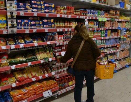 Ultimă oră: Plafonarea adaosului comercial la toate alimentele dacă inflația sare de 5%