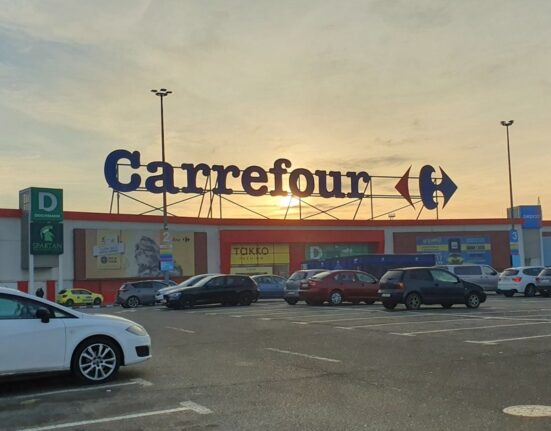 Carrefour sau „CarFur”? Scenariul sumbru al unui cunoscut economist după vânzarea lanțului francez de magazine